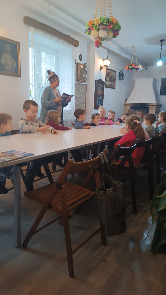 Czytanie książek w Chacie Boguckiej - przedszkole 2023