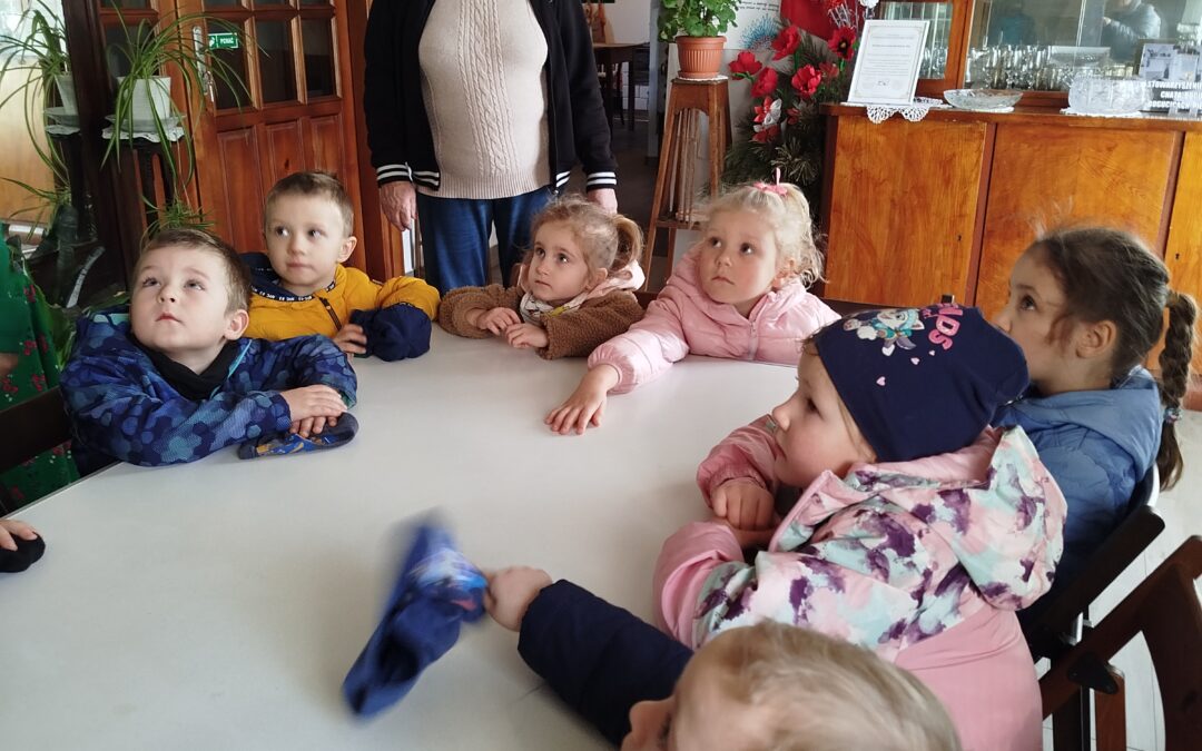 Wizyta przedszkolaków w Chacie Boguckiej.  